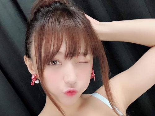 「爆乳正妹」寶蔓化身高校學生妹，在校車上拜託老師課後輔導！