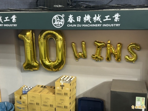 中職》台鋼高掛「10 WINS」氣球 洪總賽前先「舒服」樂天