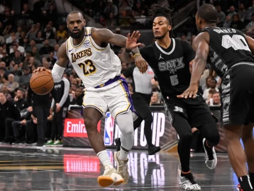 NBA》LeBron連4戰大三元寫紀錄還不滿意！直言：今晚我打得像坨X