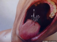 血腥！圖釘插手指...光看就覺得痛！18+