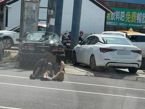 彰化情侶「在地」放閃曬恩愛 網友傻眼：馬路不燙？