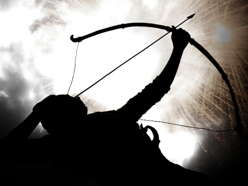 古代戰爭弓箭手為何都朝天空斜射？背後有科學根據