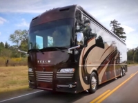 這輛看起來一般的車為甚麼價值百萬美金？進去一看才明白，這根本就是超現代的移動豪宅！