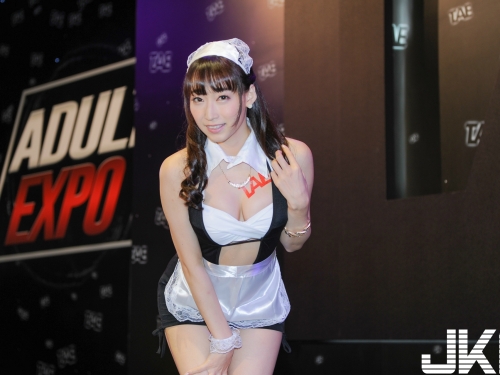 主人壞壞！蓮實克蕾兒換上透明女僕裝透出「極品美臀」！射影濕邪惡角度狂拍...