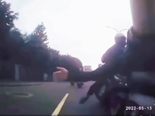 熱褲正妹遭撞「躺平秒立起」12秒片曝　網跪：核心太強