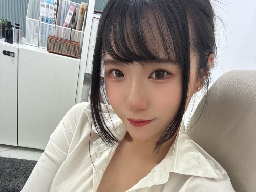 這件比基尼太緊了吧！巨乳寵物美容師奶球炸裂畫面讓人噴鼻血
