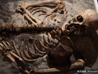 胸口插鐵棍 疑「吸血鬼」遺骸出土