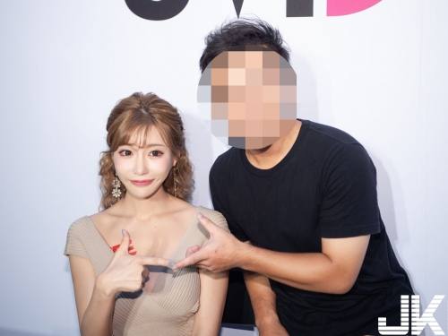 女神明日花G奶溢出！見面會「貼超近」緊摟粉絲，火辣畫面讓人受不了...