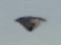《墨西哥男孩在住宅上空拍到旋轉的陀螺型UFO》