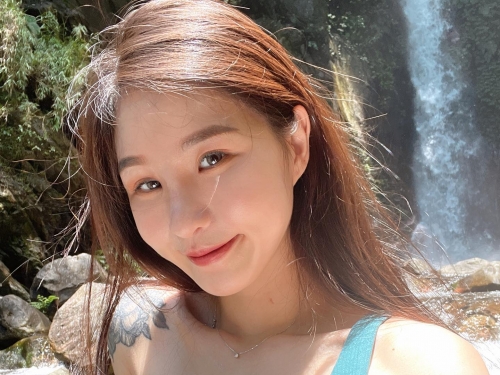 ICU小護士「紫玲」私下太性感！海邊大秀「雪白巨乳」曲線好驚人