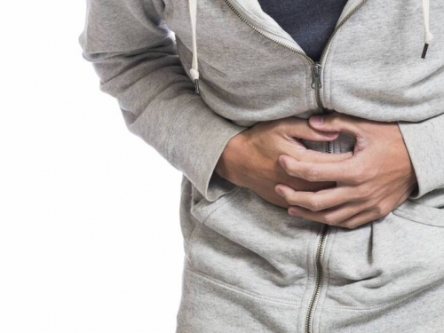 胃痛30年治不好！ 他照X光驚見「25公分長管」卡胃裡