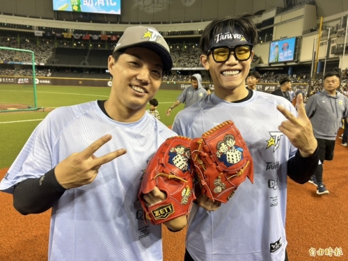 中職》太可愛了吧！ 郭俊麟和陳冠宇的手套有「骰子6」
