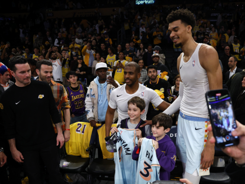 NBA》野火讓收藏品沒了 溫班亞瑪、保羅暖心送瑞迪克小孩簽名球衣