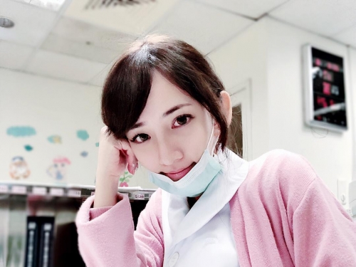 正妹護理師「Elle」制服被撐到好緊繃　甜美笑容讓網友都戀愛了！