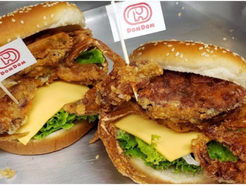 這漢堡太狂！日本元老級速食店推出「大閘蟹漢堡」　整隻蟹油炸上桌超澎湃！