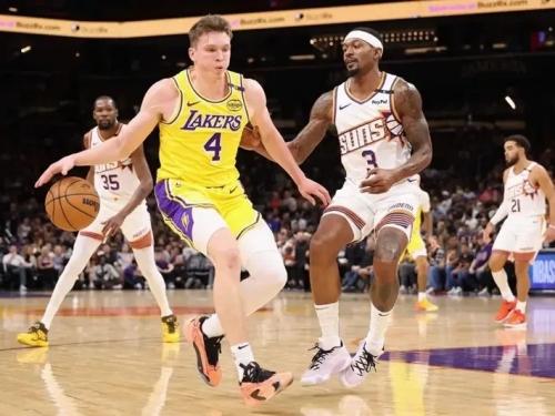 NBA》湖人新秀8顆三分球轟35分滅太陽 布朗尼正負值全場最高