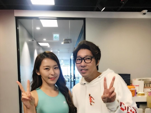 妹子運動內衣大露「精緻馬甲線」，混圓蜜桃臀乍現，畫面讓人想入非非！