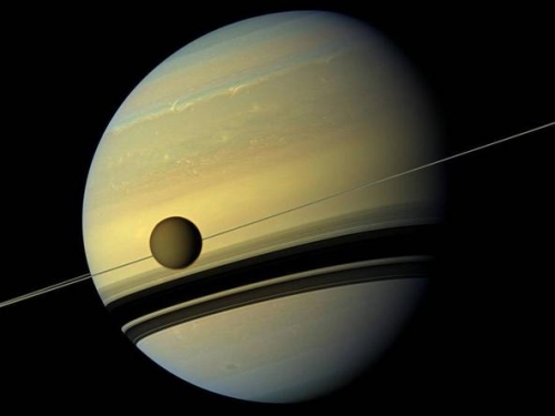 行星如何影響衛星的軌道？土衛六的遠離或許可以給出答案