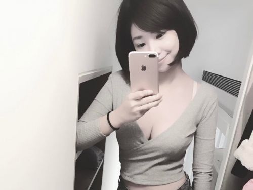好兇爆！巨乳直播妹「白皙美乳」形狀也太迷人！超養眼「暴青筋畫面」讓人噴血…