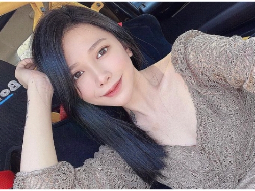 向粉絲撒嬌太犯規！「車模女神」黃萱 Karen 大眼超勾人　IG 發文：誰可以讓我耍賴？