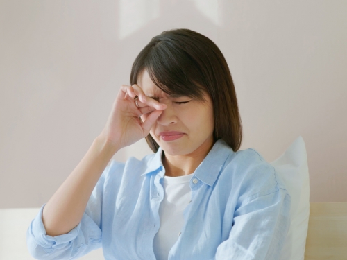 正妹揉眼睛掉出活蟲 醫師翻開嚇傻：還有60條