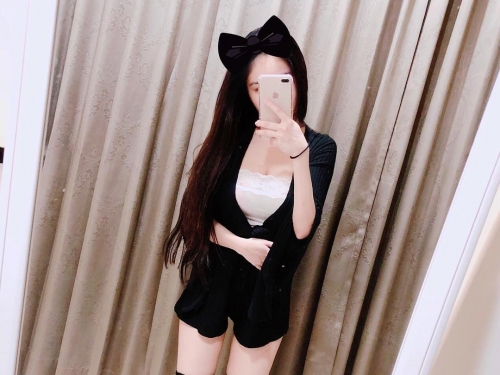 正妹帶豐滿長輩吃晚餐！隔壁桌「奶味飄香」，客人忍不住盯著看！