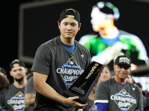 MLB》不居功！大谷翔平把國聯冠軍賽MVP獎盃貼「團隊努力」字條 獲隊友讚嘆