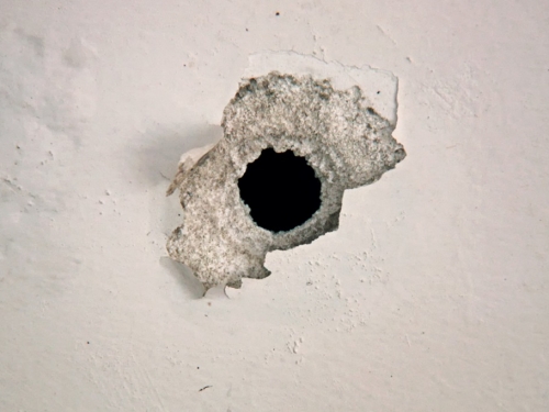 家門口突爆槍戰 子彈穿牆射中保溫杯 結果超驚人