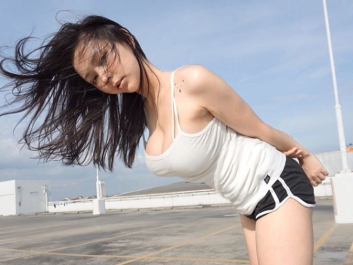 胸壓制勝！G奶妹「乳量充沛」一手難掌握　「長輩巨量」腰桿都挺不直啦