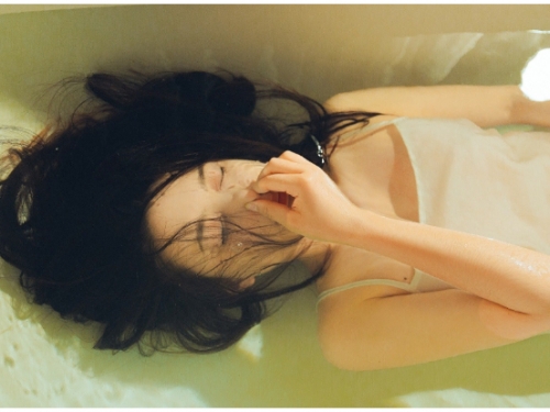 迷幻柔情的「少女寫真」！半池的水與濕漉的身體都是青春，可愛又飄渺的少女香氣！