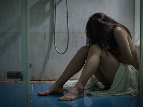 高中女被逼與國中弟一起洗澡 母喊「這句話」她失控大吼