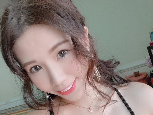 最性感甜姐兒「甜心Q匠」巨乳包不住　奶球下緣探頭見客