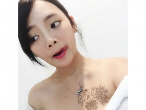 「巨乳髮型設計師」上空寫真太惹火　睡前自拍都不穿衣服！