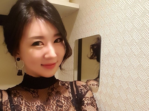 正妹半透明乳衣「渾圓美胸」跑出來！視覺畫面好立體！螢幕被塞好塞滿…
