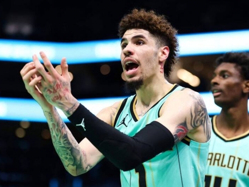 NBA》公鹿不敵黃蜂、裁判坦承誤判 瑞佛斯苦嘆：是小波爾自摔...