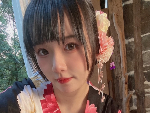 正妹寵物美容師「Angela寶7」爆乳過聖誕！「甜美性感」裝扮熱情拉票中！