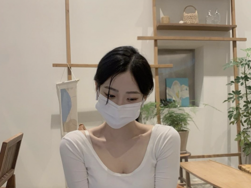 咖啡廳「口罩小姊姊」甜美氣質讓人心動！高顏值散發滿滿魅力