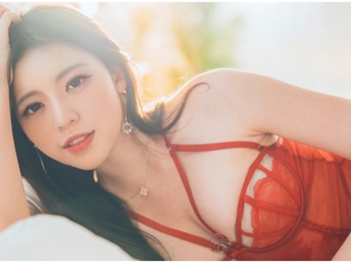 快來翻牌！「校花級正妹」Kiki 謝立琪穿上性感中國肚兜　貼文嬌喊：支持你的妃子！
