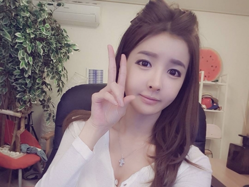 冷颼颼！BJ全身包緊緊「嫩白圓乳」爆出來！養眼自拍照讓人越看越上火！