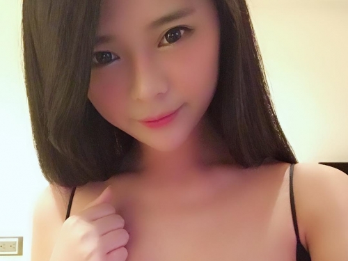 夏了夏天！「豪乳妹子」奶量過人　一手掌握不住的大小太驚人！