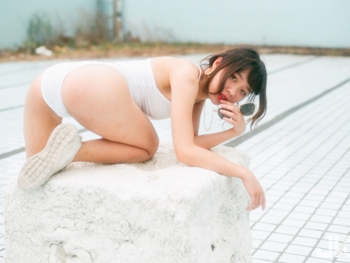 萊姆成熟時！復古美少女「白白」深入荒廢泳池，絕對領域偷榨水果汁！