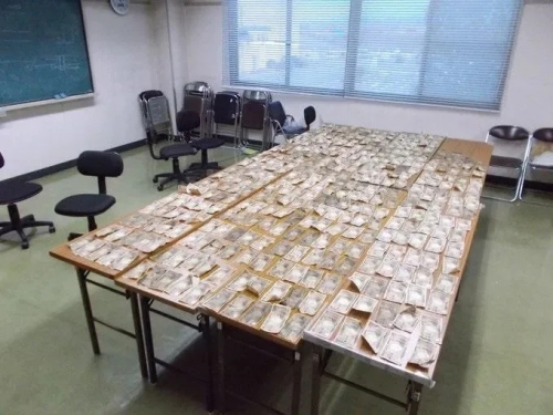 廣島回收廠撿到400萬日幣！員工驚：紙鈔塞滿「垃圾儲存槽口」