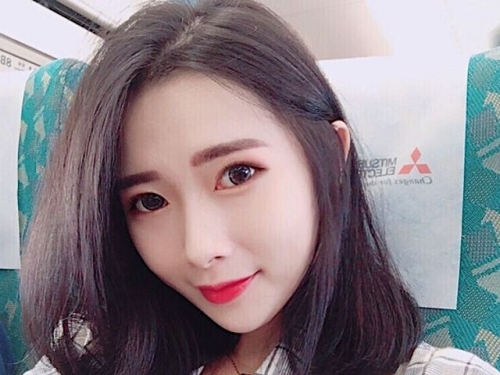 上課囉！台南大學教育系正妹，低胸美乳長腿集於一身：同學我可以陪你上課喔！