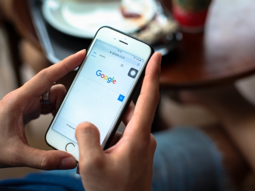 弟弟「Google搜尋紀錄」讓她太傻眼 千人笑噴：男人通病