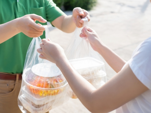 電梯故障送餐要爬34樓 客人突說「不吃了」他秒哭