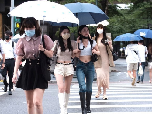不是秀身材！妹子愛穿「布料少衣服」 原因掀兩派吵翻