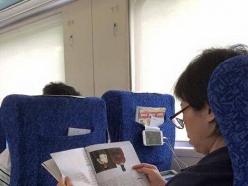 搭火車見婦人「書籍倒著看」 網笑：臥底任務會失敗！
