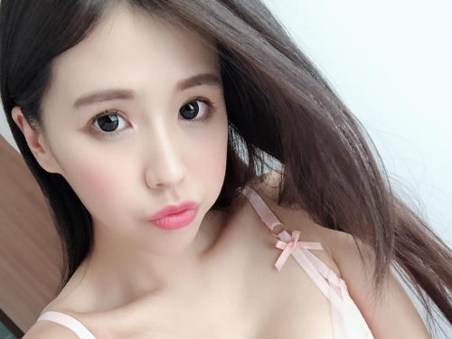 喝到臉紅紅！「甜心Q匠」夜店爆乳跑趴　微醺笑容讓人戀愛啦！
