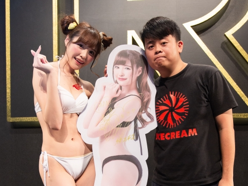 橋本有菜豁出去啦！人形立牌「3萬得標」粉絲太勇猛！「美臀美乳」磨蹭加碼感謝！
