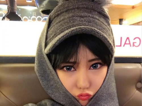 女孩壞壞好邪惡！就愛露點讓「渾圓奶球」大解放，網友：需要有人調教一下！